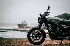 मिलिए Royal Enfield Hunter 350 से: शहर के राइडर्स के लिए एक स्टाइलिश और मजेदार बाइक